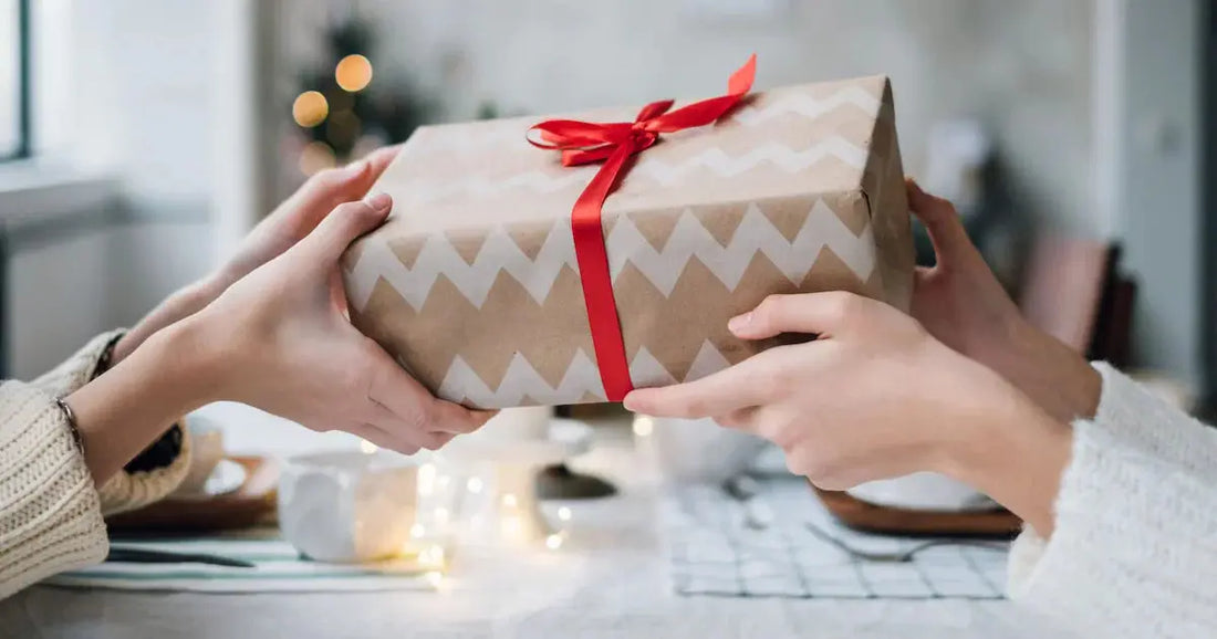 Pourquoi Offrir un Collier ou Bracelet Personnalisé pour la Saint-Valentin ? - Eternity